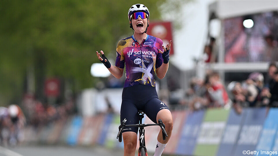 Anna van der Breggen ment het peloton op de Limburgse heuvels